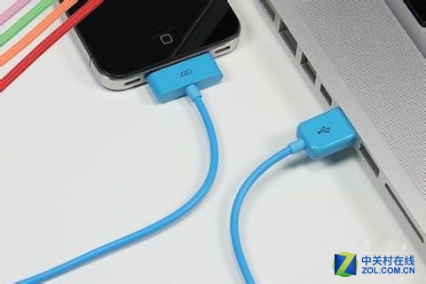 這一結(jié)論是專家通過對(duì)各種IOS、Android系統(tǒng)的智能手機(jī)進(jìn)行測試之后得出的。當(dāng)手機(jī)進(jìn)行數(shù)據(jù)傳輸時(shí)，連接到PC或者mac，一條USB數(shù)據(jù)線連接的兩個(gè)設(shè)備會(huì)形成一套特殊的命令。如果手機(jī)允許了電腦像其中安裝應(yīng)用，那么智能手機(jī)就將全部的權(quán)限送給了pc，毫無抵抗力。